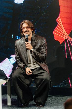 THE FUTURE WITHIN: Лидерство в новой архитектуре времени.